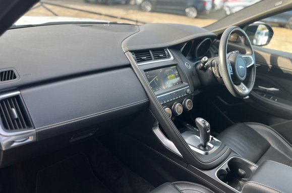 Jaguar E-Pace R-DYNAMIC SE 28