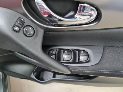 Nissan Qashqai 1.6 DIG-T N-Connecta Euro 6 (s/s) 5dr 37