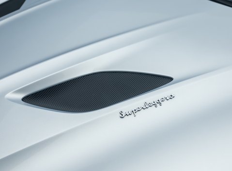 Aston Martin DBS Superleggera 32