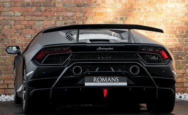Lamborghini Huracan LP640-4 Performante 3
