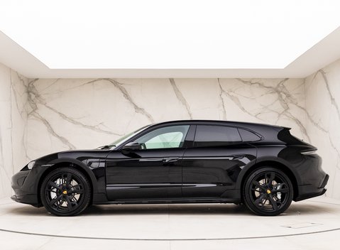 Porsche Taycan 4S Cross Turismo 2