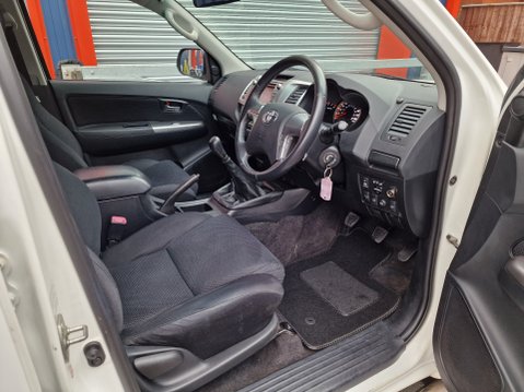 Toyota Hilux INVINCIBLE 4X4 D-4D DCB 12