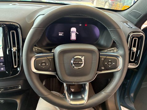 Volvo XC40 2.0 B4 MHEV Plus Dark DCT Auto Euro 6 (s/s) 5dr 27