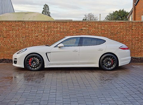 Porsche Panamera GTS 17