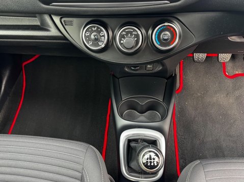 Toyota Yaris VVT-I DESIGN 52