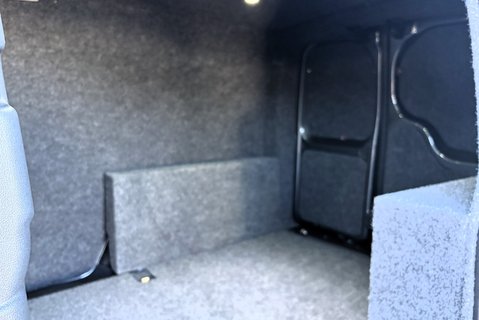 Volkswagen Caddy C20 122 ps Tdi Commerce Pro DSG Panel Van 9