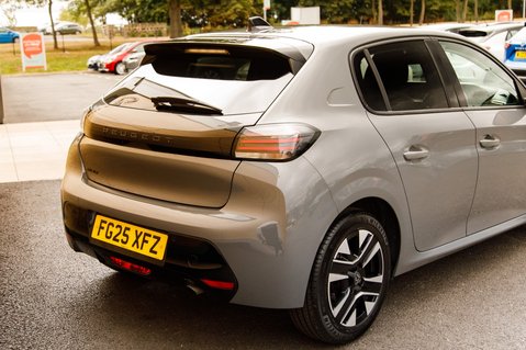 Peugeot 208 PURETECH ALLURE S/S 8