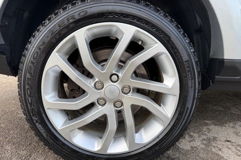 Land Rover Discovery SDV6 LANDMARK - ONE OWNER - 10 SERVICED INC CAMBELT 81