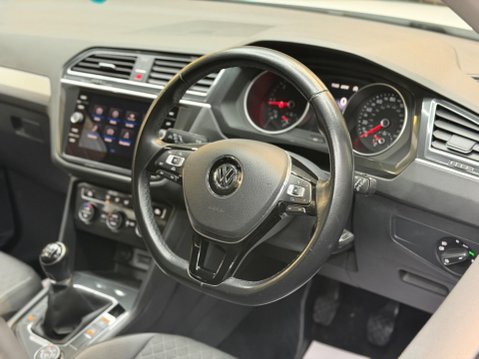 Volkswagen Tiguan 2.0 TDI SE Navigation 4Motion Euro 6 (s/s) 5dr 38