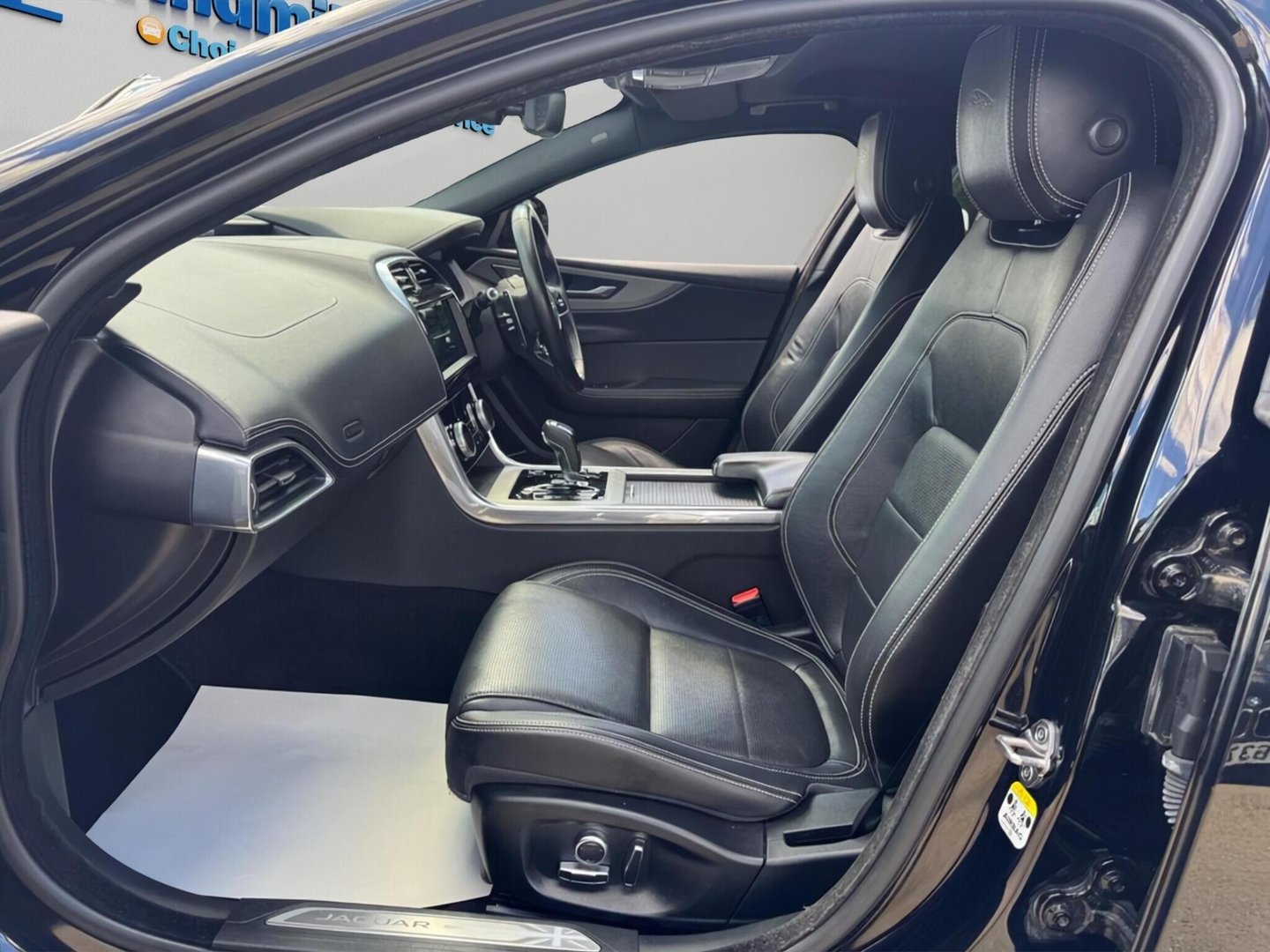 2019 Jaguar XE — image 40