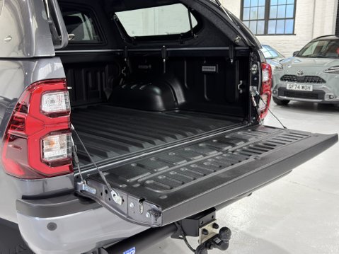 Toyota Hilux INVINCIBLE X 4WD 48V MHEV AUTO 16