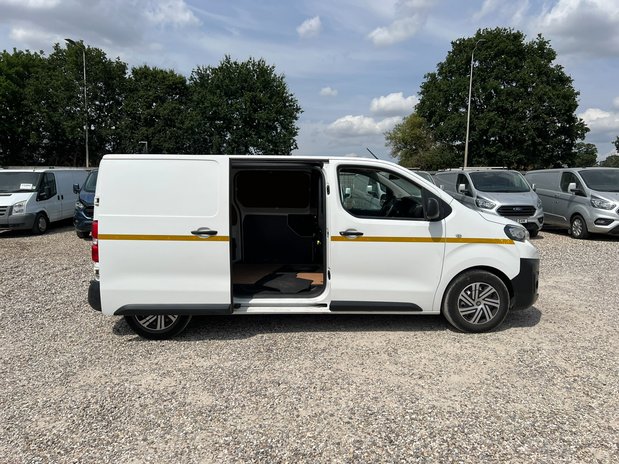 Peugeot Expert MWB L2H1 Low Roof Professional 2700 Air Con Tow Bar EURO 6 NO VAT 9