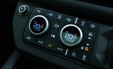 Land Rover Defender 90 V8 P525 URBAN 25