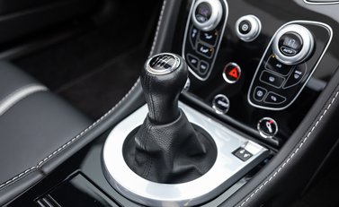 Aston Martin V12 Vantage S ROADSTER 32