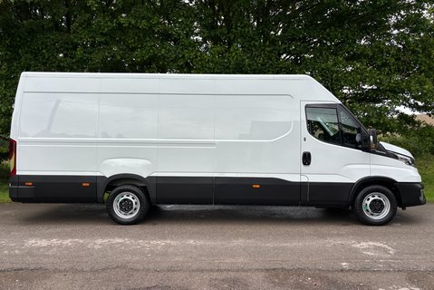 Iveco Daily 35S14V Hi-Matic Panel Van - Air Con / Auto / Car Play 10