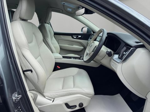 Volvo XC60 2.0 B4 MHEV Momentum Auto AWD Euro 6 (s/s) 5dr 3
