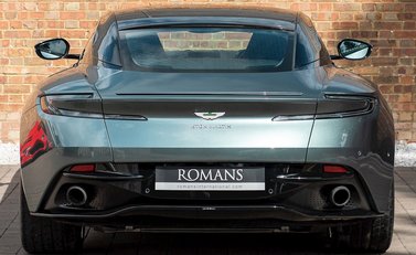 Aston Martin DB11 V8 5