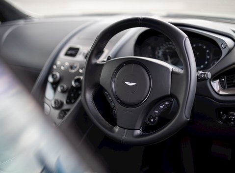 Aston Martin Vanquish S 11