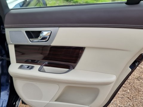 Jaguar XF D PORTFOLIO 26