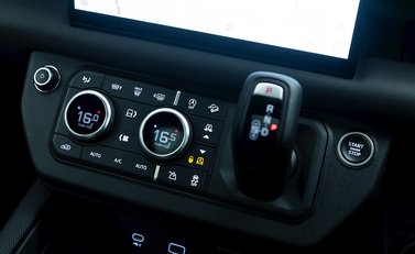 Land Rover Defender 110 V8 19