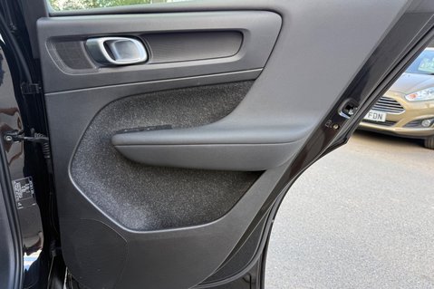 Volvo XC40 B4 INSCRIPTION PRO AWD MHEV - ONE OWNER - PAN ROOF - APPLE CARPLAY  33