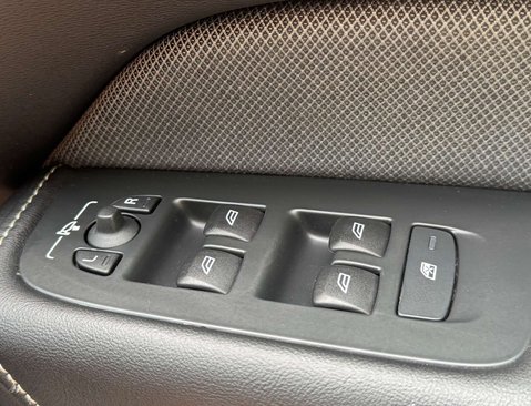 Volvo XC60 2.0 XC60 R-Design B5 MHEV Auto 5dr 34