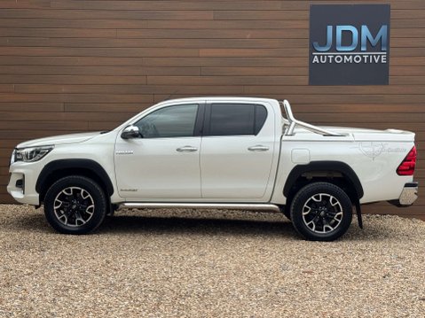 Toyota Hilux 2.4 HI-Luxury Invincible X D-4D 4WD Double Cab Auto 4WD 5dr 8