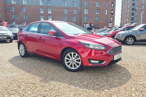 Ford Focus TITANIUM…1 FORMER KEEPER,11 SERVICES,SAT NAV,CLIMATE CONTROL 2