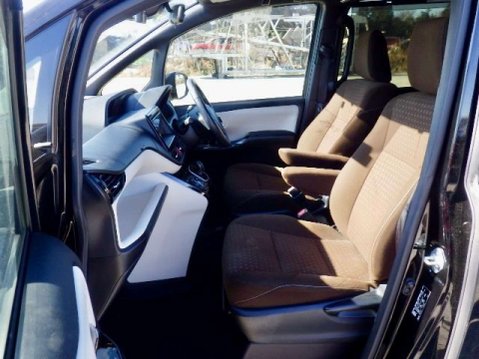 Toyota Noah Hybrid G 10