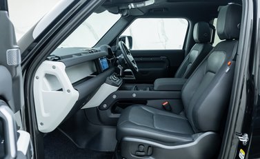 Land Rover Defender 90 D250 X-Dynamic SE URBAN 14