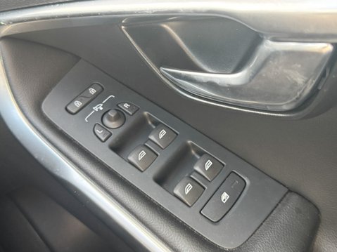 Volvo V40 (Sold) 2.0 T2 Inscription Hatchback 5dr Petrol Manual Euro 6 (s/s) (122 ps) 17