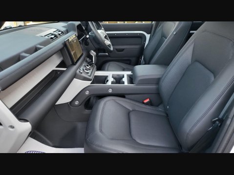 Land Rover Defender X-DYNAMIC SE 31
