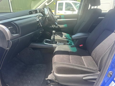 Toyota Hilux INVINCIBLE 4WD D-4D DCB 13