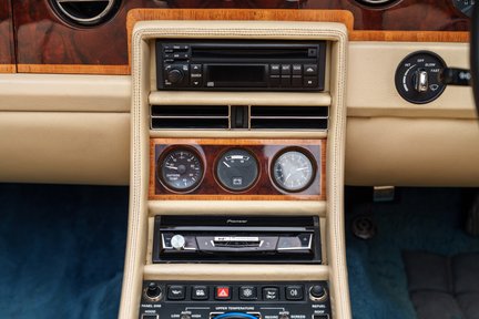 Rolls-Royce Corniche IV 22
