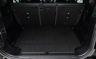 Land Rover Defender SE 32