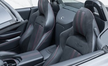 Aston Martin V8 Vantage ROADSTER 34