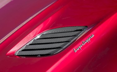 Aston Martin DBS Superleggera 32