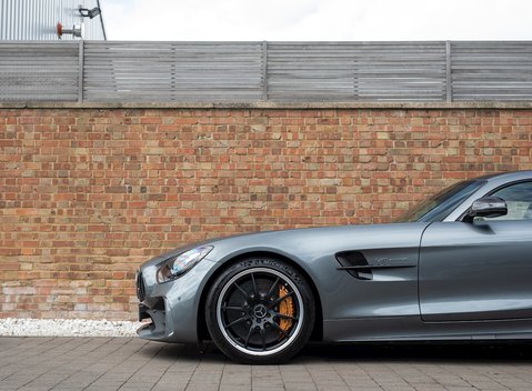 Mercedes-Benz Amg GT GT R 33