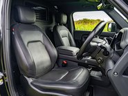 Land Rover Defender D300 X-Dynamic HSE Hard Top 11