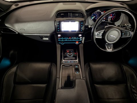 Jaguar F-Pace R-SPORT AWD 11