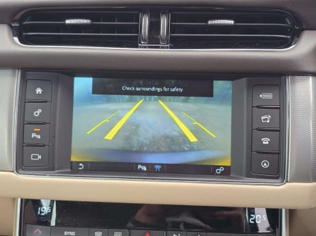 Jaguar XF 2.0d Portfolio Saloon 4dr Diesel Auto Euro 6 (s/s) (180 ps) 31