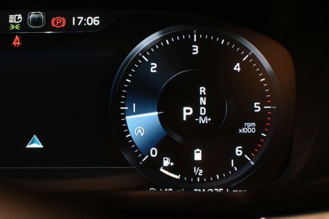 Volvo XC60 2.0 XC60 R-Design B4 MHEV AWD Auto 4WD 5dr 43