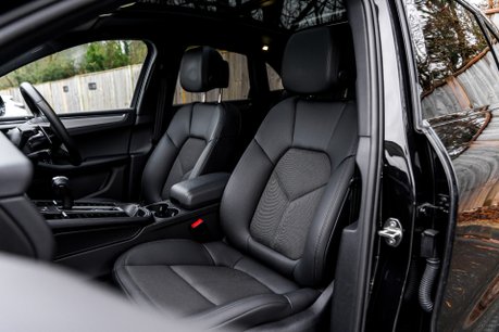 Porsche Macan S PDK. PANO ROOF. BOSE SOUND SYSTEM. HEATED FRONT SEATS. REVERSING CAMERA. 14