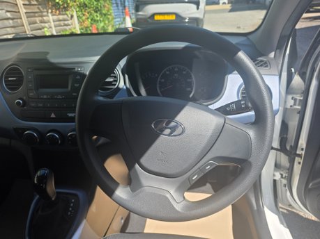 Hyundai i10 SE ONLY 13,000 MILES FROM NEW 7