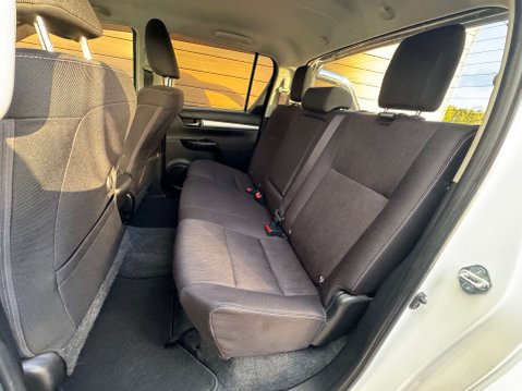 Toyota Hilux 2.8 HI-Luxury Invincible D-4D 4WD Double Cab Auto 4WD 5dr 30
