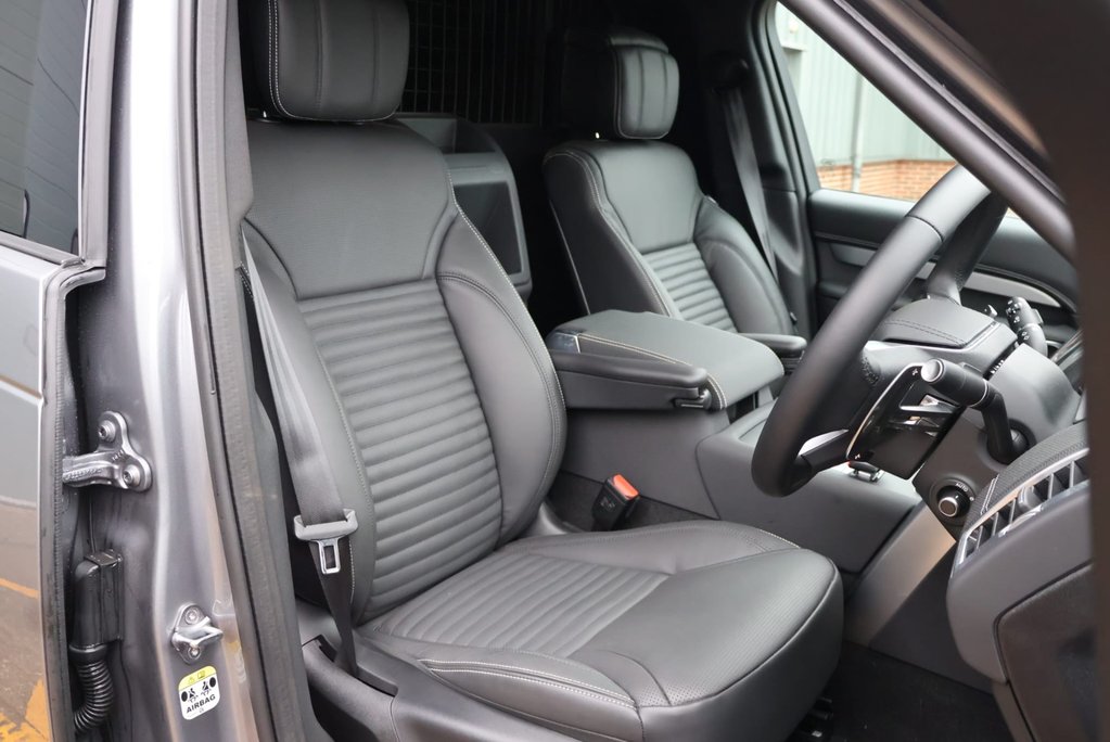 Land Rover Discovery DEMO MODEL COMMERCIAL DYNAMIC HSE WITH GENUINE REAR SEATS STYLED BY SEEKER  15
