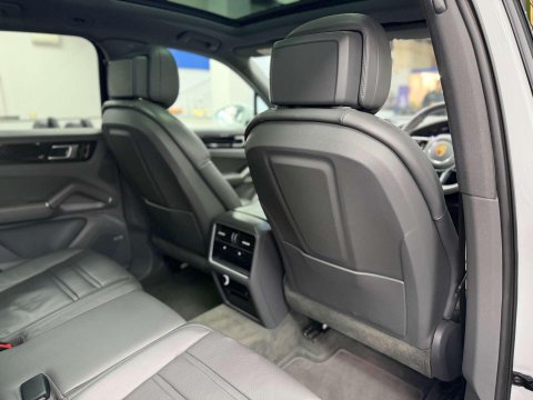 Porsche Cayenne 3.0 V6 E-Hybrid 14kWh SUV 5dr Petrol Plug-in Hybrid TiptronicS 4WD Euro 6 ( 46