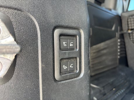 Land Rover Defender 3.0 FIRST EDITION MHEV 23