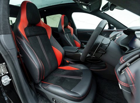 Aston Martin DBX 707 10