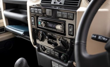 Land Rover Defender 90 Autobiography Edition 19